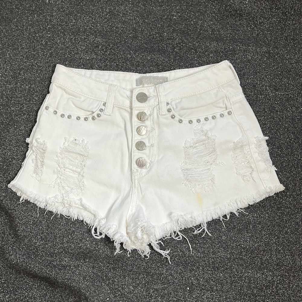 Distressed rocker country white denim shorts Crave Fame By Almost Famous Size 1